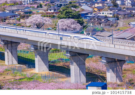 （山梨県）桃源郷の実験線路を走るリニアモーターカー 101415738