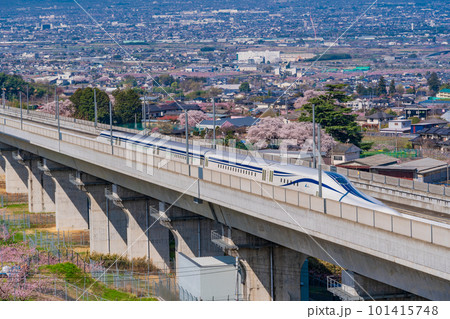 （山梨県）桃源郷の実験線路を走るリニアモーターカー 101415748