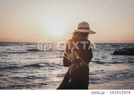 夕暮れ海散歩 101415976