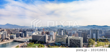 ビルが立ち並ぶ北九州小倉の街並み 101416651