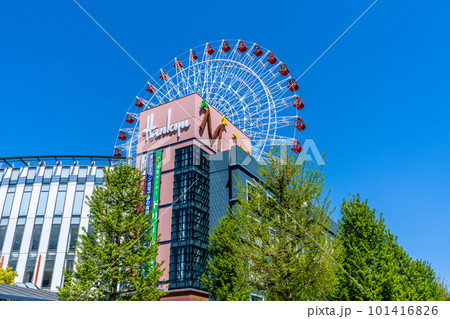 日本の横浜都市景観　センター北駅前・都築阪急など街並みを望む 101416826