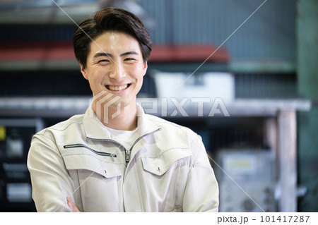 工場の中作業着で腕組をする男性のイメージ カメラ目線 アップ 工場の中作業着で腕組をする男性のイメージ カメラ目線 アップ 101417287