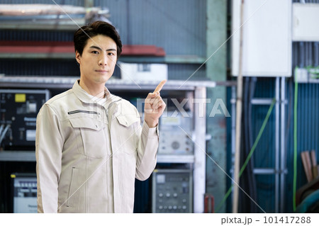 作業着でポイントのポーズをする男性のイメージ カメラ目線 作業着でポイントのポーズをする男性のイメージ カメラ目線 101417288