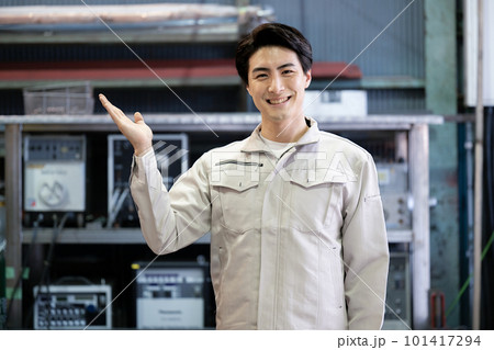 作業着でオススメのポーズをする男性のイメージ カメラ目線 作業着でオススメのポーズをする男性のイメージ カメラ目線 101417294