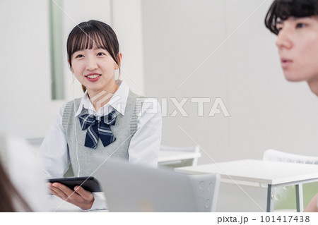 タブレットを使いながら討論をする高校生 タブレットを使いながら討論をする高校生 101417438