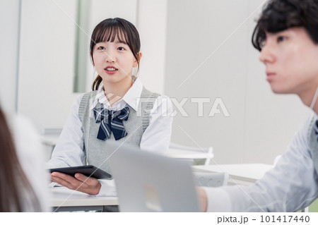 タブレットを使いながら討論をする高校生 101417440
