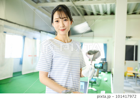 ゴルフ練習をする女性 ゴルフ練習をする女性 101417972