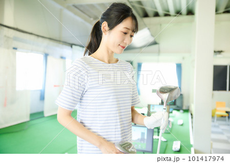 ゴルフ練習をする女性 ゴルフ練習をする女性 101417974