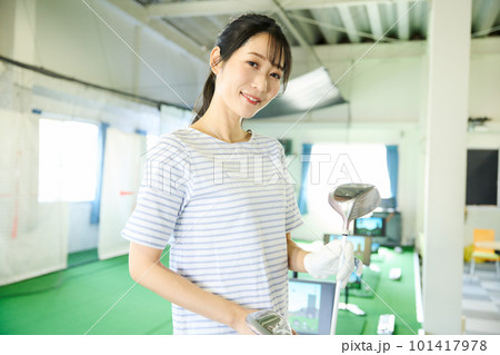 ゴルフ練習をする女性 ゴルフ練習をする女性 101417978