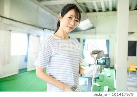 ゴルフ練習をする女性 101417979