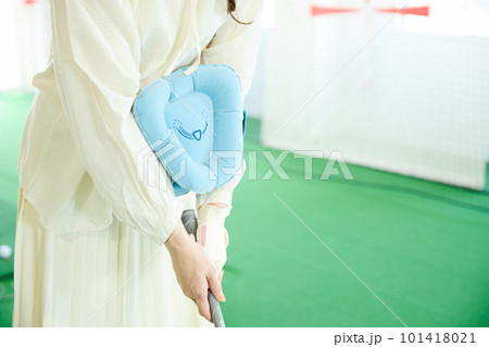 ゴルフ練習をする女性 101418021