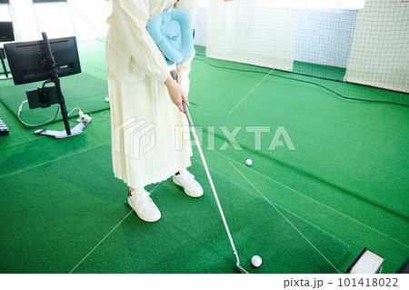 ゴルフ練習をする女性 101418022