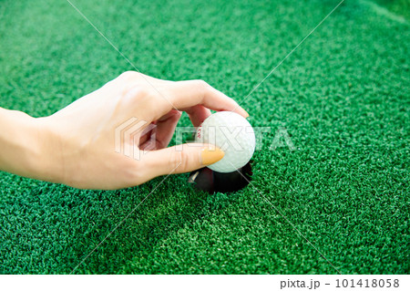 ゴルフ練習をする女性 101418058