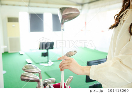 ゴルフ練習をする女性 101418060