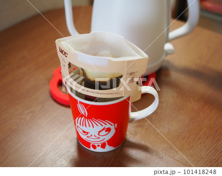 赤いカップに入ったコーヒー 101418248