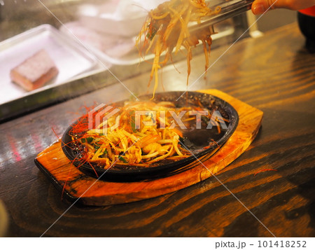 鉄板で焼いてる焼きそば 101418252