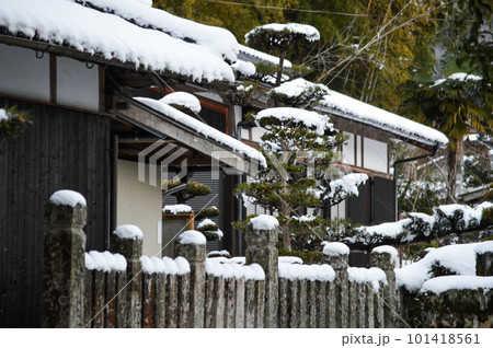兵庫県神崎郡神河町比延の日吉神社の雪景色 101418561