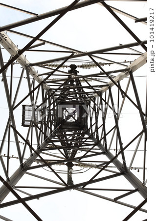 鉄塔の真下から鉄塔と曇り空を望む 101419217