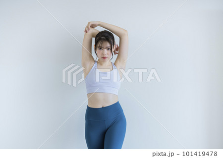 ストレッチをする若い女性　フィットネスイメージ　 101419478
