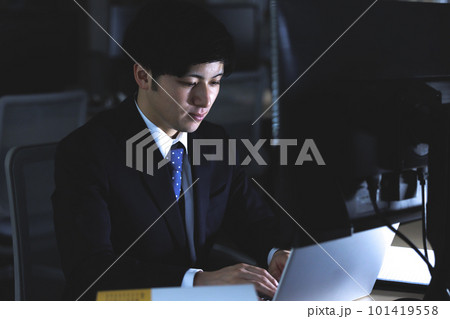 残業をするビジネスマン 101419558