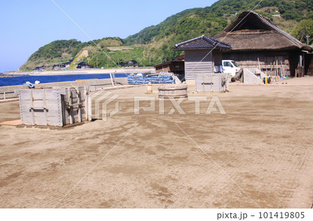石川県珠洲市の揚げ浜式製塩法 石川県珠洲市の揚げ浜式製塩法 101419805