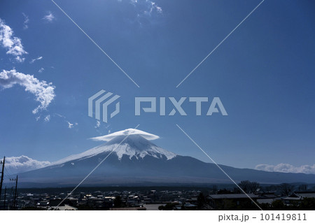 笠雲がかかる積雪の富士山・忍野村 101419811