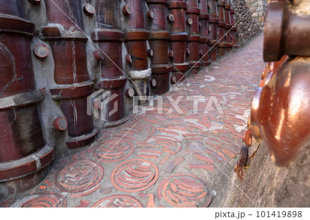 壁面に焼酎瓶と土管が敷き詰められた道（土管坂、常滑焼　愛知県 常滑市） 101419898