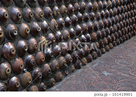 壁面に焼酎瓶と土管が敷き詰められた道（土管坂、常滑焼　愛知県 常滑市） 101419901