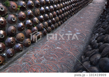 壁面に焼酎瓶と土管が敷き詰められた道（土管坂、常滑焼　愛知県 常滑市） 101419909