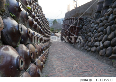 壁面に焼酎瓶と土管が敷き詰められた道（土管坂、常滑焼　愛知県 常滑市） 101419911