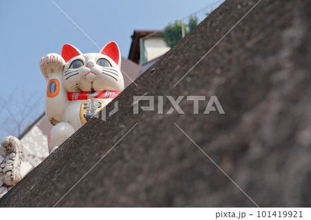 青空に映える招き猫(常滑焼 愛知県 常滑市) 青空に映える招き猫(常滑焼 愛知県 常滑市) 101419921