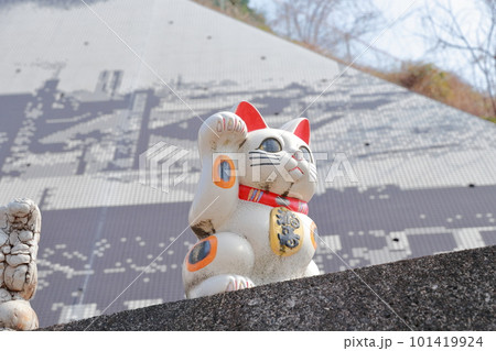 下から見上げた招き猫(常滑焼 愛知県 常滑市) 下から見上げた招き猫(常滑焼 愛知県 常滑市) 101419924