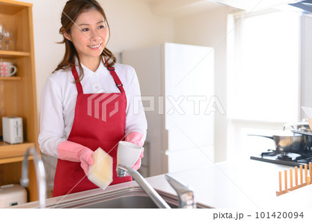 家事代行の仕事の女性 101420094