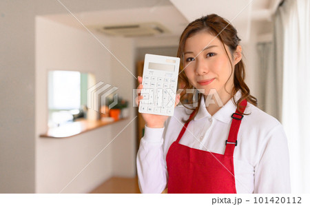 家事代行の仕事の女性 101420112