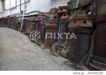 壁面に焼酎瓶と土管が敷き詰められた道（常滑焼 愛知県 常滑市）の写真