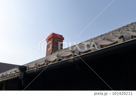 町中に煙突のある建物（常滑焼　愛知県 常滑市） 101420211