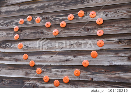 壁にハート型にデザインされた陶磁器（常滑焼　愛知県 常滑市） 101420216