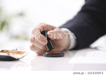 不動産契約を結ぶ女性の手元 不動産契約を結ぶ女性の手元 101420953