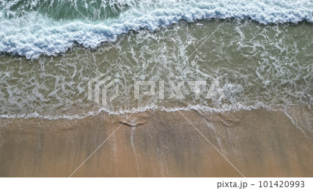 波が打ち寄せる砂浜(ドローン撮影) 波が打ち寄せる砂浜(ドローン撮影) 101420993
