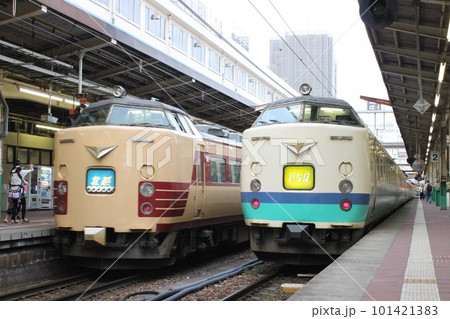新潟駅で特急の並び 新潟駅で特急の並び 101421383