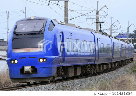 羽越本線を行く特急いなほ 101421384