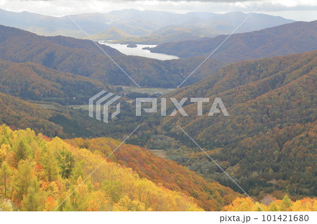 秋の紅葉に染まる裏磐梯(西吾妻スカイバレー 福島県 裏磐梯) 秋の紅葉に染まる裏磐梯(西吾妻スカイバレー 福島県 裏磐梯) 101421680