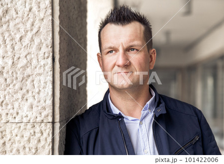 Confident business man standing in the city, looking and dreaming of future business success. Business vision. Leadership and successful conceptual strategy 101422006