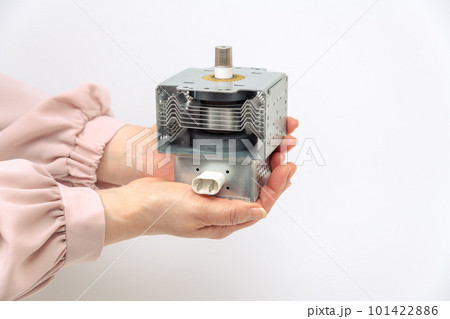 【マグネトロンを持つ女性】 101422886