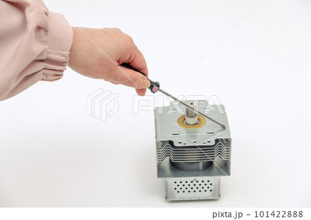 【マグネトロンとドライバーと女性】 101422888