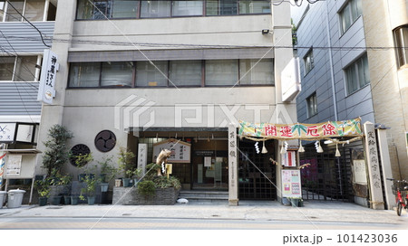 製薬会社など薬に関する企業が集まった大阪市中央区道修町にある少彦名神社(神農さん) 製薬会社など薬に関する企業が集まった大阪市中央区道修町にある少彦名神社(神農さん) 101423036