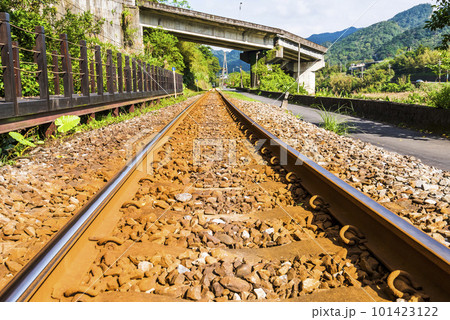 Close-up of the railway in Taiwan. It has a strong sense of perspective. Close-up of the railway in Taiwan. It has a strong sense of perspective. 101423122