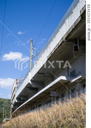 山陽新幹線の新岩国駅から錦川鉄道錦川清流線の清流新岩国駅へ乗り換える間の風景 山陽新幹線の新岩国駅から錦川鉄道錦川清流線の清流新岩国駅へ乗り換える間の風景 101423438