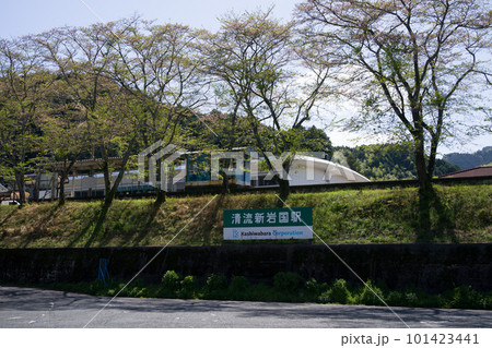 山陽新幹線の新岩国駅から錦川鉄道錦川清流線の清流新岩国駅へ乗り換える間の風景 101423441