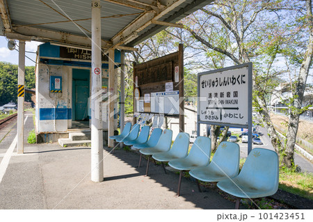山陽新幹線の新岩国駅から錦川鉄道錦川清流線の清流新岩国駅へ乗り換える間の風景 101423451